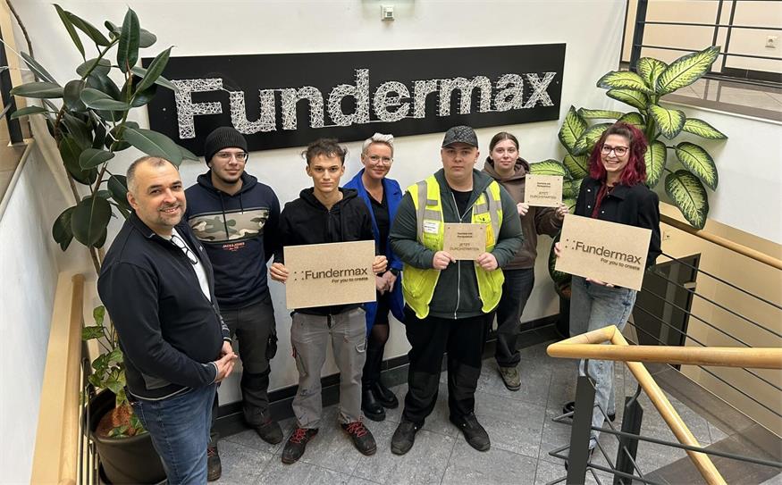 Marcus Heger (Fundermax-Head of Production Management/ Ausbildner), Metehan Esmeli (Lehrling Prozesstechnik), Patrick Pauschenwein (Lehrling Fertigungsmesstechnik), Patricia Tötzel (Apprenticeship Management & Recruiting), Marcel Ferstler (Lehrling Fertigungsmesstechnik), Laura Popp (Lehrling Speditionskauffrau) und Pädagogin Marie Schitzhofer (v. l.).