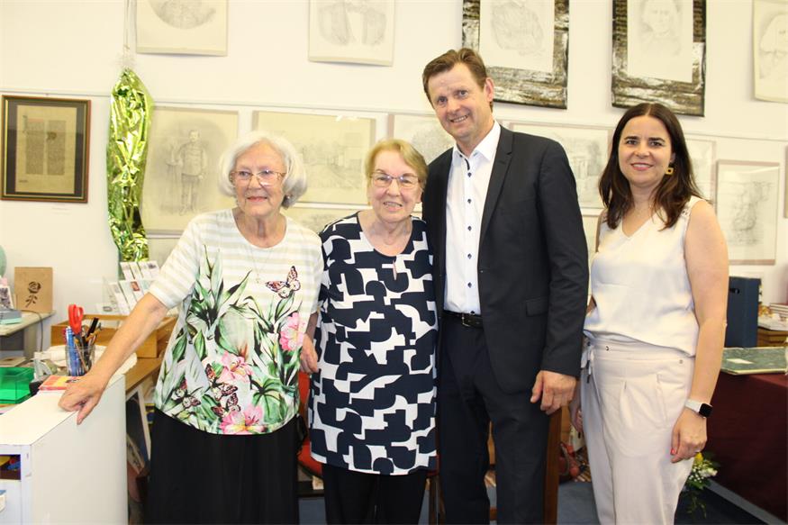 Margarete Hotz-Behofsits organisierte eine Finissage mit en Werken von Viola Karal. Auch Bürgermeister Johann Heisz und Kultur-Stadträtin Eva Maria Kneisz wünschten der Künstlerin für ihren neuen Lebensabschnitt alles Gute.