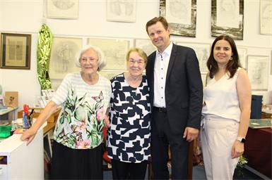 Margarete Hotz-Behofsits organisierte eine Finissage mit en Werken von Viola Karal. Auch Bürgermeister Johann Heisz und Kultur-Stadträtin Eva Maria Kneisz wünschten der Künstlerin für ihren neuen Lebensabschnitt alles Gute.