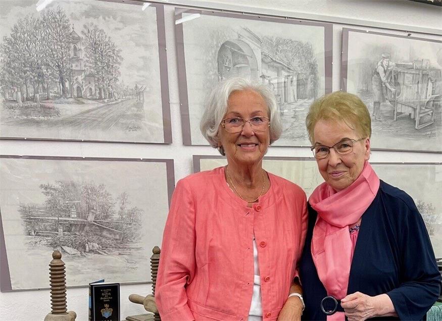 Margarete Hotz-Behofsits und Viola Karal möchten bis Ende Juni noch möglichst vielen Menschen die Möglichkeit geben, sich an den einzigartigen Zeichnugen von Viola Karal über das Leben von früher in Mitter- und Oberpullendorf zu erfreuen.