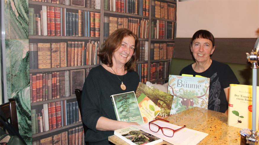 Margarete und Ruth Patzelt luden zu einem Streifzug durch die Welt der Bäume.