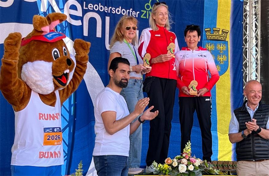 Margit Racz (Mitte) beim Leoberdorfer Brückenlauf