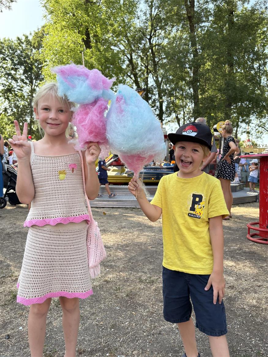Margot und Bela Nittnaus freuten sich sehr über ihre Zuckerwatte.