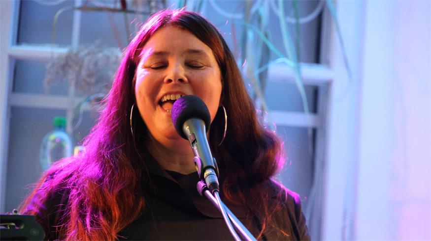 Margret Galler verleiht der musikalischen Hommage an Leonard Cohen mit ihrer Stimme eine ganz besondere emotionale Tiefe.