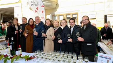 Maria I., Dompfarrer Achim Bayer, Landtagspräsidentin Astrid Eisenkopf, Bürgermeister Thomas Steiner, Landeshauptmann-Stv. Anja Haider-Wallner, Elisabeth Pauer-Gerbavsits, Lena I., Christian Zechmeister und Istvan Deli.