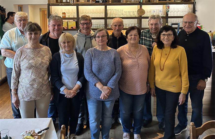 Maria Sommer-Hartter, Robert Novakovits und Mitglieder des neuen Vorstands des Seniorenbundes Neuberg