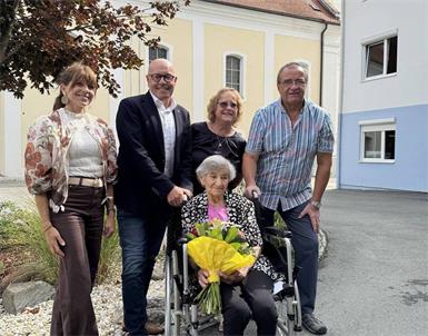 Maria Zambo mit ihren stolzen 103 Jahren und den Gratulanten der Stadtgemeinde.