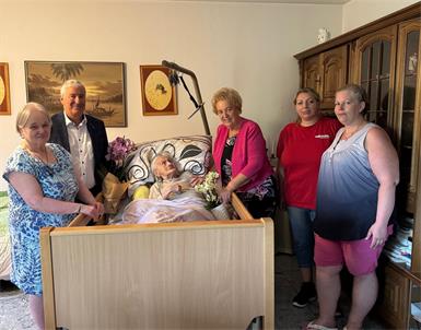Marianne Grasser (Tochter der Klientin), Vizebürgermeister Michael Leitgeb, Maria Bauer, Präsidentin der Volkshilfe Burgenland Verena Dunst, Mitarbeiterinnen der Volkshilfe Burgenland Natascha Karner und Carina Koller (v.l.). 