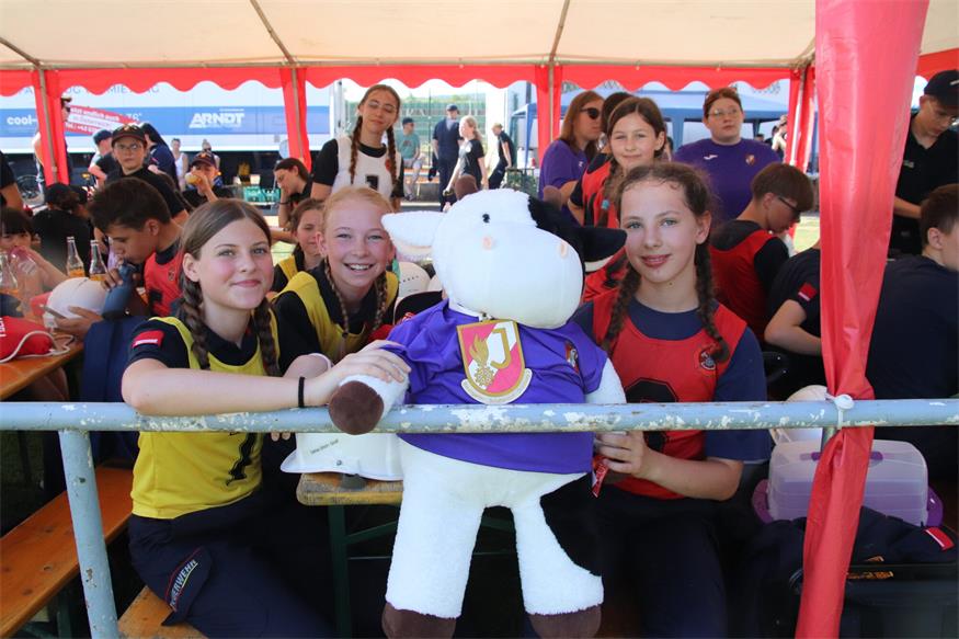 Marie, Celina und Leonie von der Wettkampfgruppe Baumgarten / Schattendorf / Draßburg präsentierten stolz ihr Maskottchen Berta.