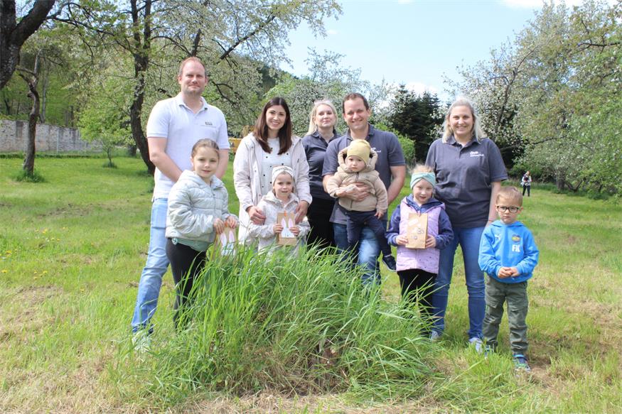 Marie, Elena, David, Victoria und Fabian hatten Spaß bei der Osternestsuche mit Norbert Kraill, Viktoria Guczogi, Kathrin Haller, Vizebürgermeister Stefan Guczogi und Julia Huber.