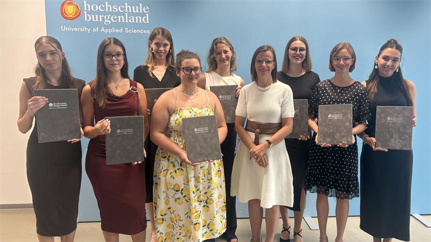 Marie Unger und Lena Pichlhöfer, HLW Oberwart, Fiona Halper, zweisprachiges Gymnasium Oberwart, Gerda Füricht-Fiegl, Vizerektorin für Forschung und Innovation, Hochschule Burgenland, Anna Presich, Annika Tiwald, HLW Theresianum Eisenstadt (1. Reihe, v.l.) sowie Charlotte Leitenstorfer, Gymnasium Neusiedl, Johanna Leeb und Elisa Strodl, HLW Theresianum Eisenstadt (2. Reihe, v.l.) bei der Preisverleihung.