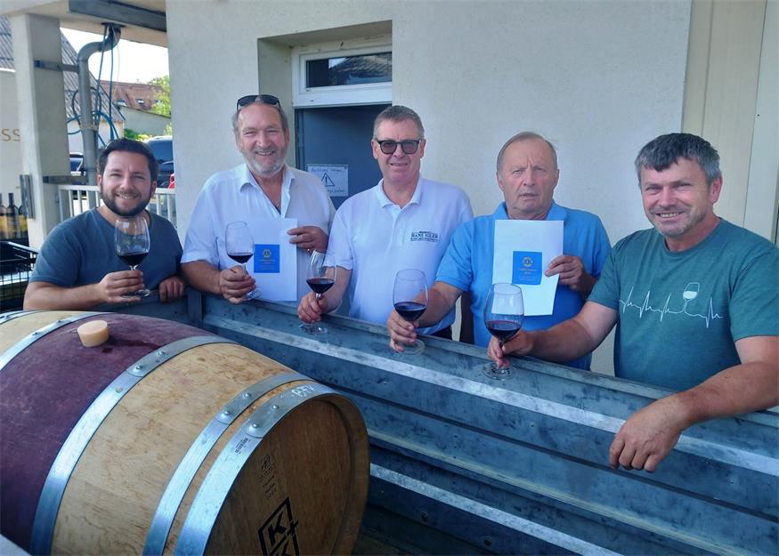 Mario Felder, Walter Kirnbauer, Wolfgang Reisner, Paul Bauer und Franz Strass freuen sich, dass mit dem Verkaufserlös der Jubiläumsweine Menschen im Bezirk geholfen werden kann.