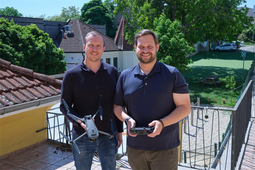 Mario Markl und Vizebürgermeister Thomas Ranits bilden zu zweit das Unternehmen Termvise, das PV-Anlagen von oben kontrolliert und bei Bedarf auch nach Rehkitzen und Haustieren sucht.