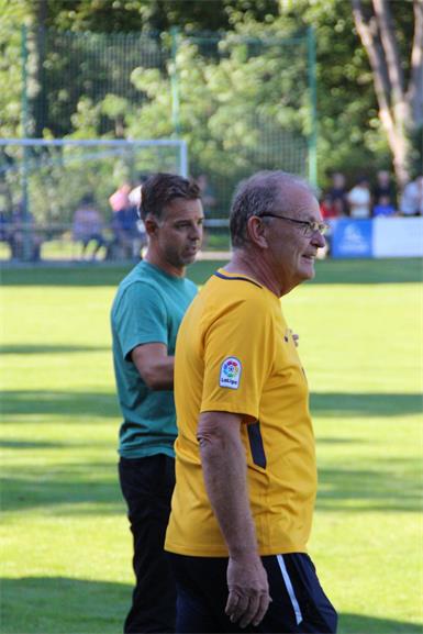 Mario Santner (l.) hat beim 3:2 im Herbst seine Mannschaft defensiver als sonst gegen die Halbturner von Trainer Peter Herglotz eingestellt.