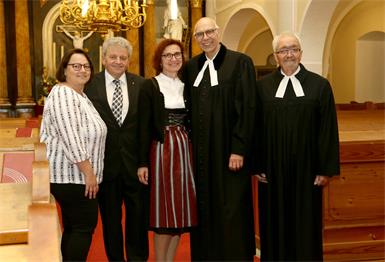 Marion Neubauer, Kurator Herbert Glatz, Karin und Gerhard Harkam und Manfred Koch. 