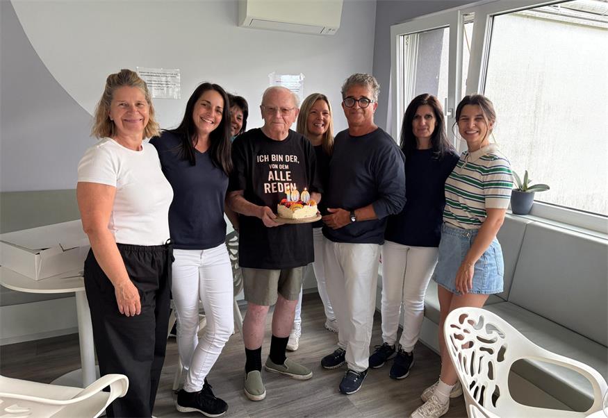 Marion Sayahpour, Tina Seiler, Margit Ochs, Barbara Zerkhold, HNO-Arzt Behzad Sayahpour, Isabell Kampits-Sinowatz und Hannah Sayahpour feierten den 100. Geburtstag von Friedrich Fritscher.