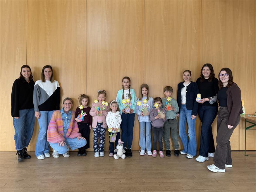 Marion Unger, Selina Werkovits, Julia Martna, Ella, Lea, Marie, Lara, Emilia, Mavie, Jonathan, Lisa Wallner, Obfrau Theresa Treiber und Julia Gmeiner sind bereit für den Frühling.