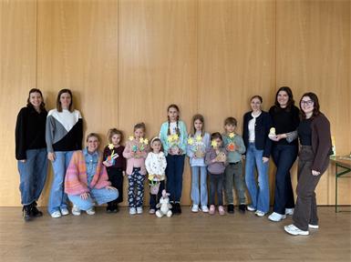 Marion Unger, Selina Werkovits, Julia Martna, Ella, Lea, Marie, Lara, Emilia, Mavie, Jonathan, Lisa Wallner, Obfrau Theresa Treiber und Julia Gmeiner sind bereit für den Frühling.