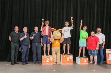 Marketingleiter der Sonnentherme Hans Peter Filz, Bezirksfeuerwehrkommandant Martin Reidl, Abschnittskommandant Markus Wessely, 2. Platz des Rutschwettbewerbes Elisah Mandopoulos (FF St. Martin an der Raab), 1. Platz Timo Kovacs (FF St. Martin), 3. Platz Mario Klinger (FF Lackenbach) gemeinsam mit dem Vertreter des Roten Kreuzes Lukas Herold und Landesrat Heinrich Dorner.