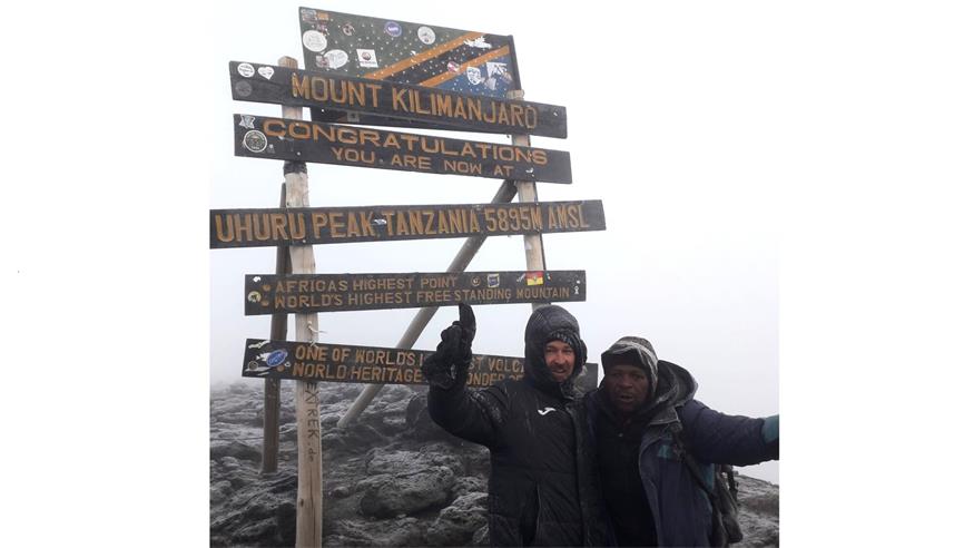 Marko Amminger mit seinem Guide am Gipfel des Kilimandscharo.