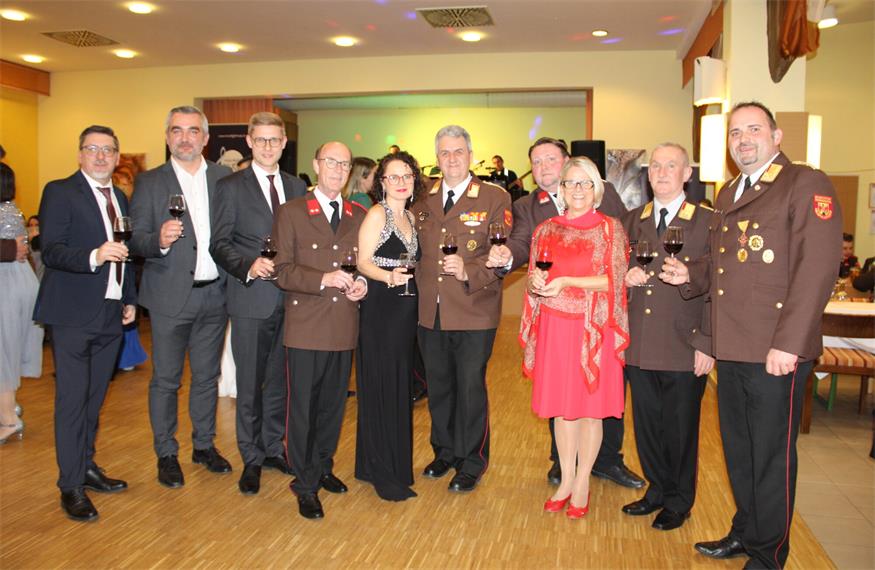 Markt St. Martins Bürgermeister Jürgen Karall, Landesrat Heinrich Dorner, Landtagsabgeordneter Patrik Fazekas, Bezirkshauptmann Klaus Trummer, Landtagsabgeordnete Elisabeth Trummer, Bezirksfeuerwehrkommandant Martin Reidl, Landtagsabgeordneter Roman Kainrath, Rot Kreut-Vizepräsidentin Angela Pekovics sowie die beiden Bezirksfeuerwehrkommandant-Stellvertreter Kurt Kappel und Gerald Schmidt stießen auf eine gelungene Ballnacht an.