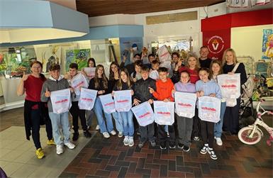 Marktleiterin Susanna Weidinger und Mitarbeiterin Alexandra Böhm-Murrent hießen die Schülerinnen und Schüler mit ihren Lehrern Josip Tolic und Johanna Prunner willkommen.