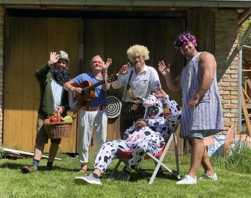 Markus Brennberg (l.), Gerli (2.v.l.), André Mottinger (m.), Peter Nalpantoglu (2.v.r.) und Markus Ettenauer (r.) zeigten ihre Schauspielkünste bei einem reibungslosen Musikvideodreh in der Kobersdorfer Mühle.