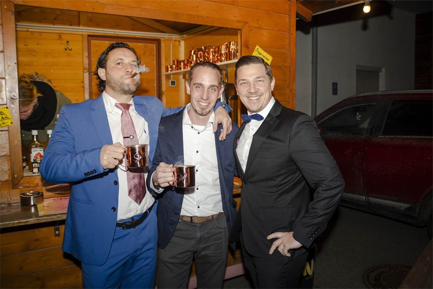 „Alles Walzer“ beim Neufelder Stadtball Markus Fritzen, Mario Vürth und Klaus Ortner waren in Partylaune.