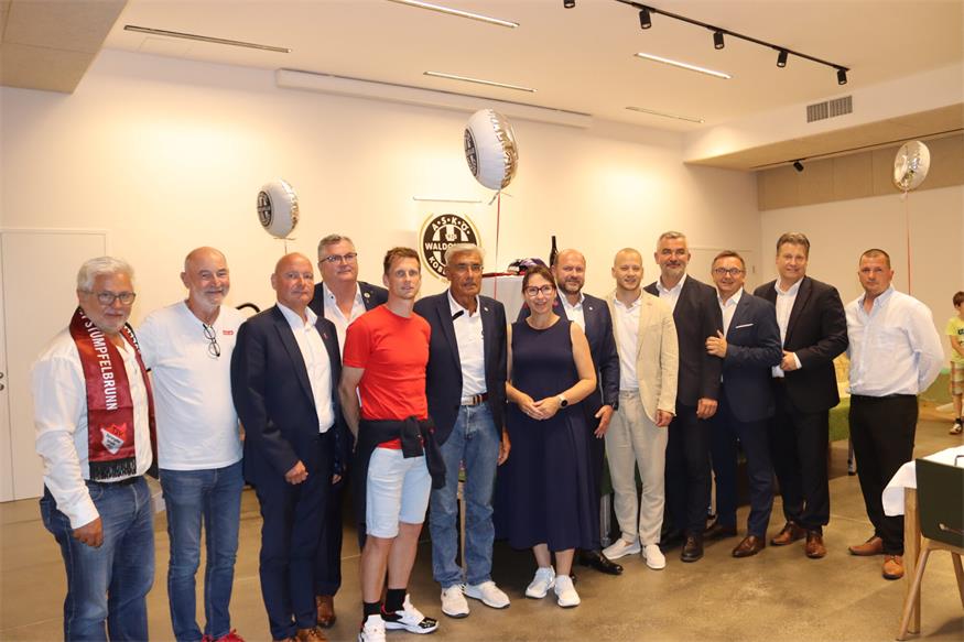 Markus Guckenhan, 1. Vorsitzender des TSV Strümpfelbrunn, ASKÖ-Vizepräsident Peter Heger, Bürgermeister Andreas Tremmel, Obmann Romanus Fennes, Michael Mörz vom MSV 2020, Ligaobmann Josef Pekovics, Vizebürgermeisterin Natascha Thurner, Johannes Wutzlhofer, Präsident des Burgenländischen Fußballverbandesverbandes, ASKÖ-Präsident Nationalrat Maximilian Köllner, Landesrat Heinrich Dorner, ASKÖ Waldquelle Kobersdorf-Präsident Dietmar Reiner, Austria Wien-Finanzvorstand Harald Zagiczekund Mauro Abdihodzic vom MSV 2020. 