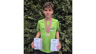 Markus Hauser holte sich bei den Österreichischen Meisterschaften der U20 in Villach Gold über 5.000 und Silber über 1.500 Meter. 