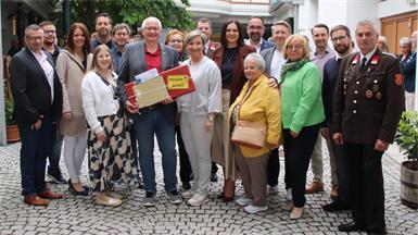 Markus Pinter, Martin Strobl, Viktoria Lehrner-Fabes, Lisa Aufner, Thomas Szlavich, Martin Pöttschacher, Amtsleiter Karl Aufner, Lydia Resch, Bürgermeisterin Claudia Schlager, Thomas Lang, Landesrätin Astrid Eisenkopf, Vizebürgermeister Thomas Nikles, Gerti Handler, Thomas Tschach, Sophia Wilfing, Martin Dirnbauer, Martin Aufner und Christian Ulrich in der Bauermühle.