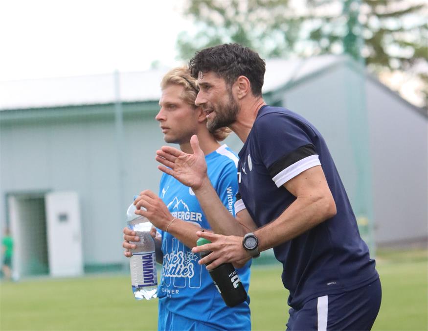 Markus Schmidt (r.) und Luca Sedlatschek (l.): Beide sahen beim 0:3-Derby gegen Antau Gelb-Rot – der Trainer für eine Frage, der Offensivmann für ein Foul.