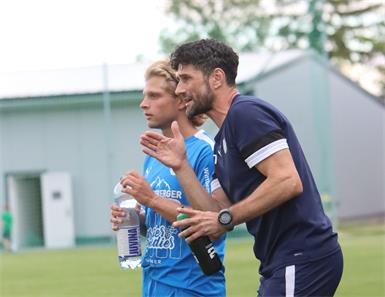 Markus Schmidt (r.) und Luca Sedlatschek (l.): Beide sahen beim 0:3-Derby gegen Antau Gelb-Rot – der Trainer für eine Frage, der Offensivmann für ein Foul.