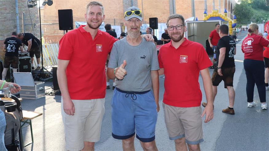 Markus Theiler und Stadtrat Martin Aufner gemeinsam mit Manfred „Hugo“ Reinberger freuten sich auf ein tolles Brückenfest 2025. 