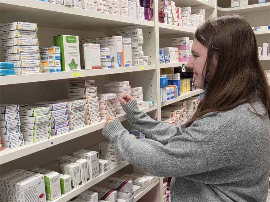 Marlene durfte in der Apotheke mithelfen.