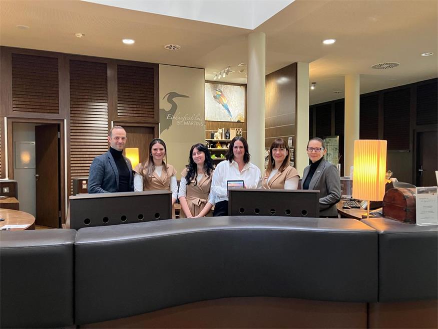 Martin Adelwöhrer (General Manager St. Martins Therme & Lodge), Melissa Kenedli, Hannah Wurm, Stephanie Denk (Pädagogin), Kata Horvath-Solymos und Katrin Achs (Front Office Managerin)