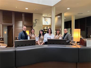 Martin Adelwöhrer (General Manager St. Martins Therme & Lodge), Melissa Kenedli, Hannah Wurm, Stephanie Denk (Pädagogin), Kata Horvath-Solymos und Katrin Achs (Front Office Managerin)