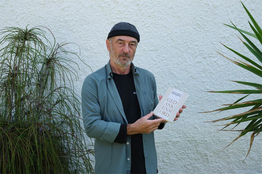 Martin Franz Neuberger stellt sein neuestes Buch "gedankenmord" vor.