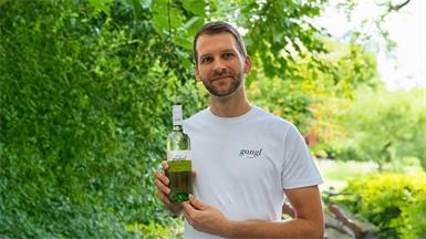 Martin Gangl mit dem ersten österreichischen Jungwein des Jahres 2026.
