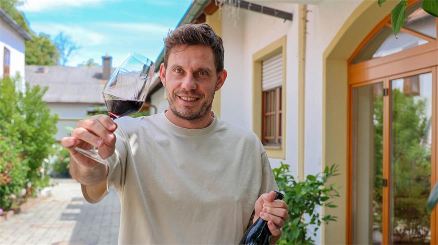Martin Hahnekamp vom Weingute Hahnekamp-Sailer in Großhöflein präsentiert seinen "Meteor", der bei der Salon-Weinprämierung zum besten Rotwein Österreichs gekürt wurde.