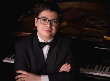 Martin Ivanov spielt im Rahmen des Liszt-Festivals an einem Abend sämtliche 19 Rhapsodien von Franz Liszt – ein Zyklus, der so nur beim Liszt Festival Raiding zu erleben ist.