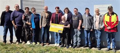 Martin Jandrisevits, Rainer Mühl, Sonja Anger, Kevin Fritz, Gerhard Posch, Daniela Peischler, nStefanie Diewald, Martina Weber, Michael Weber, Johann Baumgartner und Franz Jandrisevits bei der Scheckübergabe.
