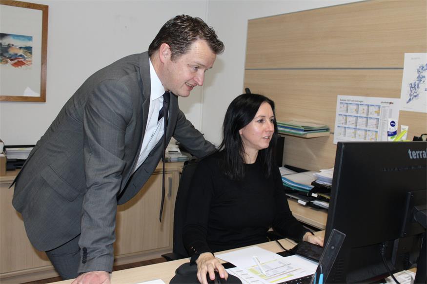 Martin Karall schaute am Nachmittag des Wahltags im Bürgerbüro in Oberpullendorf vorbei, wo er mit Sandra Heisz einen Blick auf die Ergebnisse aus dem ganzen Bezirk warf.