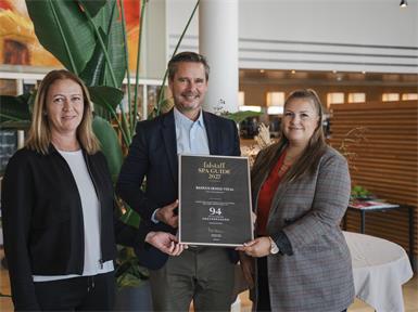 Martina Janisch (Hoteldirektorin REDUCE 4*S Thermenhotels), Mag. Andreas Leitner (REDUCE Geschäftsführer), Valentina Kasza-Köris (Sales-Managerin) sowie das gesamte Team freuen sich über die Auszeichnung (v.l.n.r)