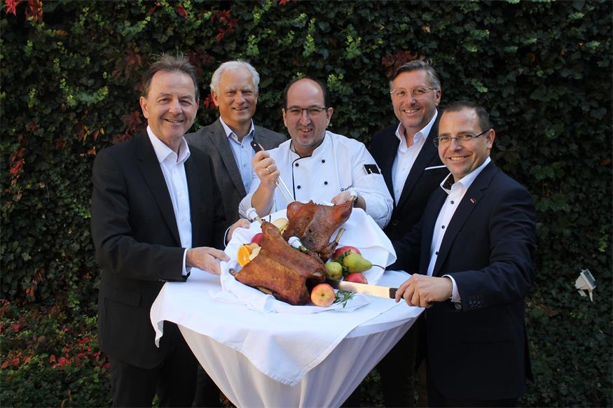 Martinigansl als Saison-Highlight: Landwirtschaftskammer-Präsident Nikolaus Berlakovich (l.) und Wirtschaftskammer-Präsident Andreas Wirth luden mit ihren Direktoren Martin Burjan (2.v.l.) und Harald Schermann (2.v.r.) zum Herbst-Genuss bei Haydnbräu-Chef Jochen Lehner (M.). 