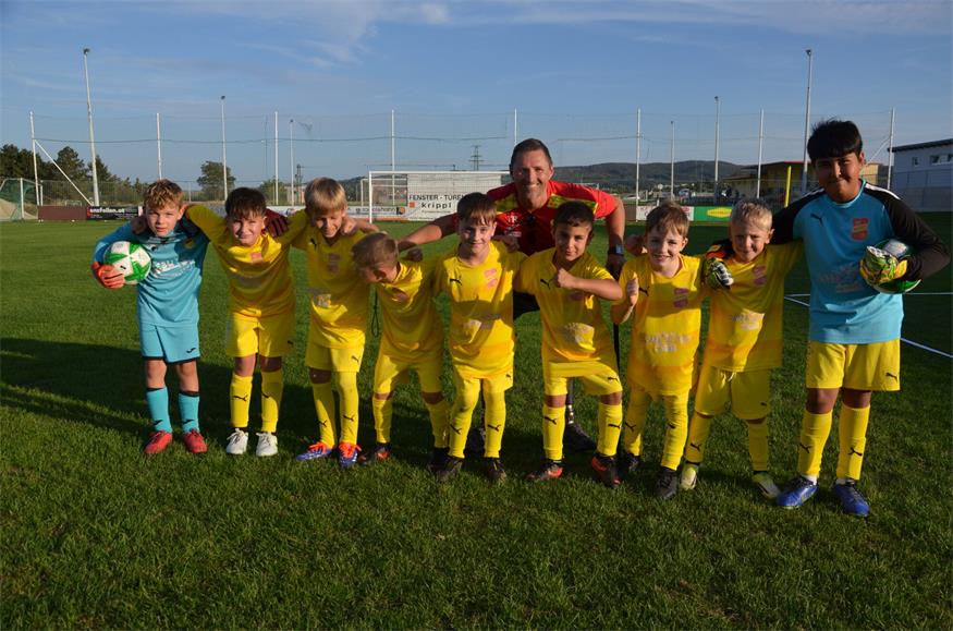 Marz-Trainer Jürgen Holzinger mit seinen wackeren U10-Helden. 