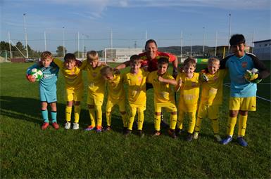 Marz-Trainer Jürgen Holzinger mit seinen wackeren U10-Helden. 