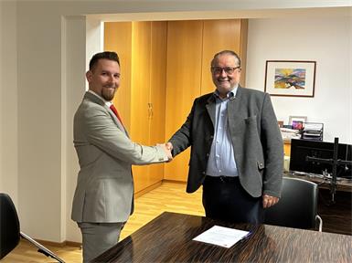 Mathias Wappel (li.) wurde von Bezirkshauptmann Peter Bubik angelobt.