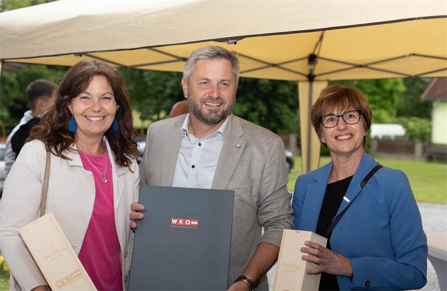 Mattersburgs Wirtschaftskammer-Regionalstellenobfrau Melanie Eckhardt (l.) und Klaudia Kopp (r.) gratulieren Oliver Biringer zum Jubiläum.