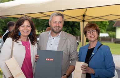 Mattersburgs Wirtschaftskammer-Regionalstellenobfrau Melanie Eckhardt (l.) und Klaudia Kopp (r.) gratulieren Oliver Biringer zum Jubiläum.